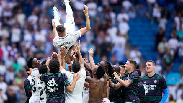 Real Madrid celebra a Benzema aventándolo al aire